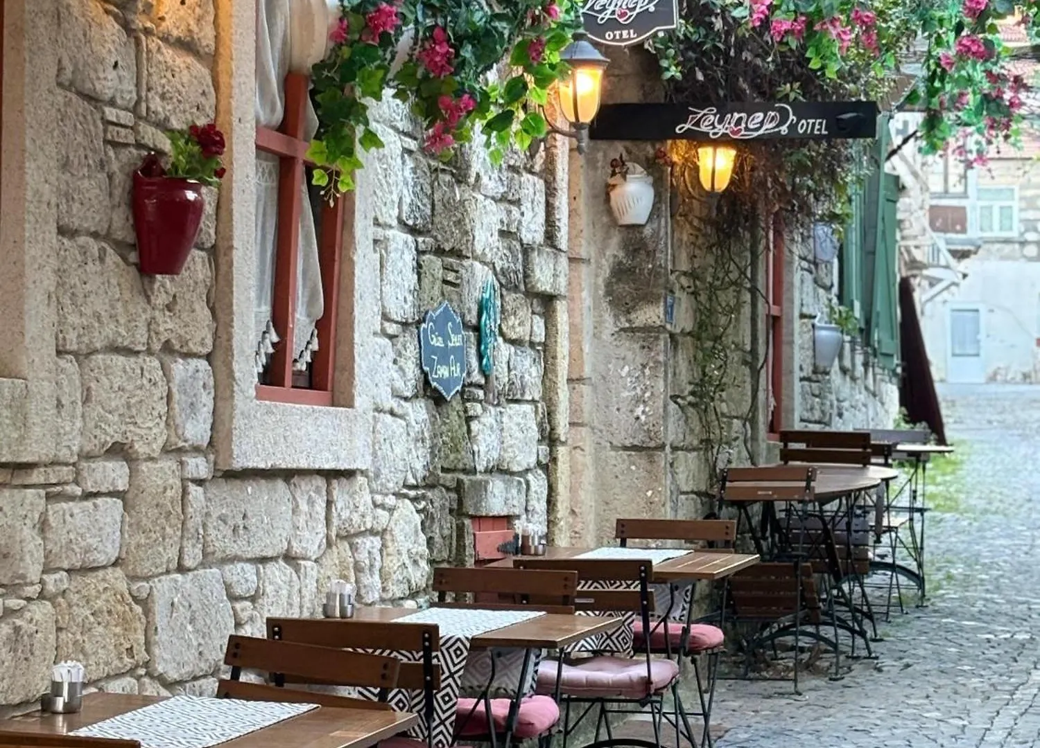 Alacati Zeynep Konukevi